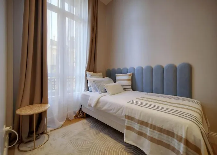 Beletage - 5bdr - 4 Bath - Center - Garage And Ac *