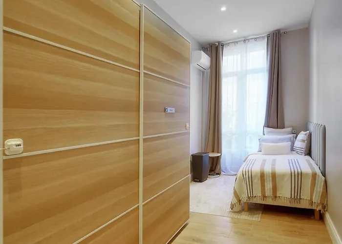 Beletage - 5bdr - 4 Bath - Center - Garage And Ac