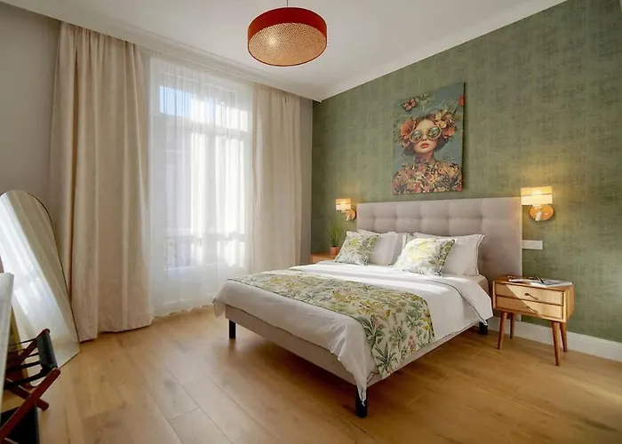 Beletage - 5bdr - 4 Bath - Center - Garage And Ac