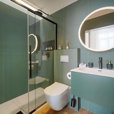 Beletage - 5bdr - 4 Bath - Center - Garage And Ac Apartman *