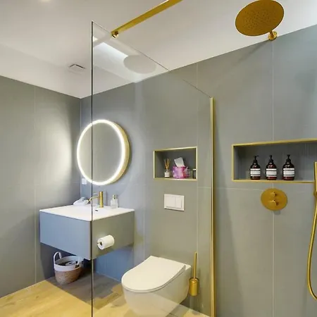 Apartman Beletage - 5bdr - 4 Bath - Center - Garage And Ac *